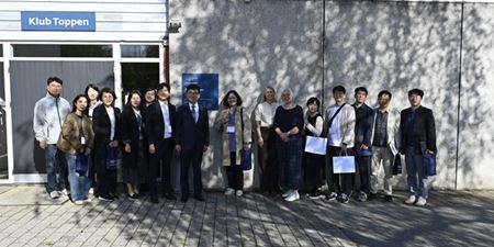 Koreansk delegation samlet til gruppebillede foran Klub Toppen. Foto: Frederikssund Kommune