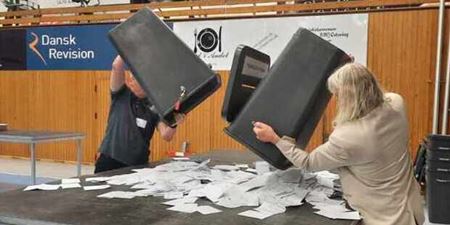 To valgtilforordnede tømmer stemmeurnerne på et bord. Foto: Frederikssund Kommune.