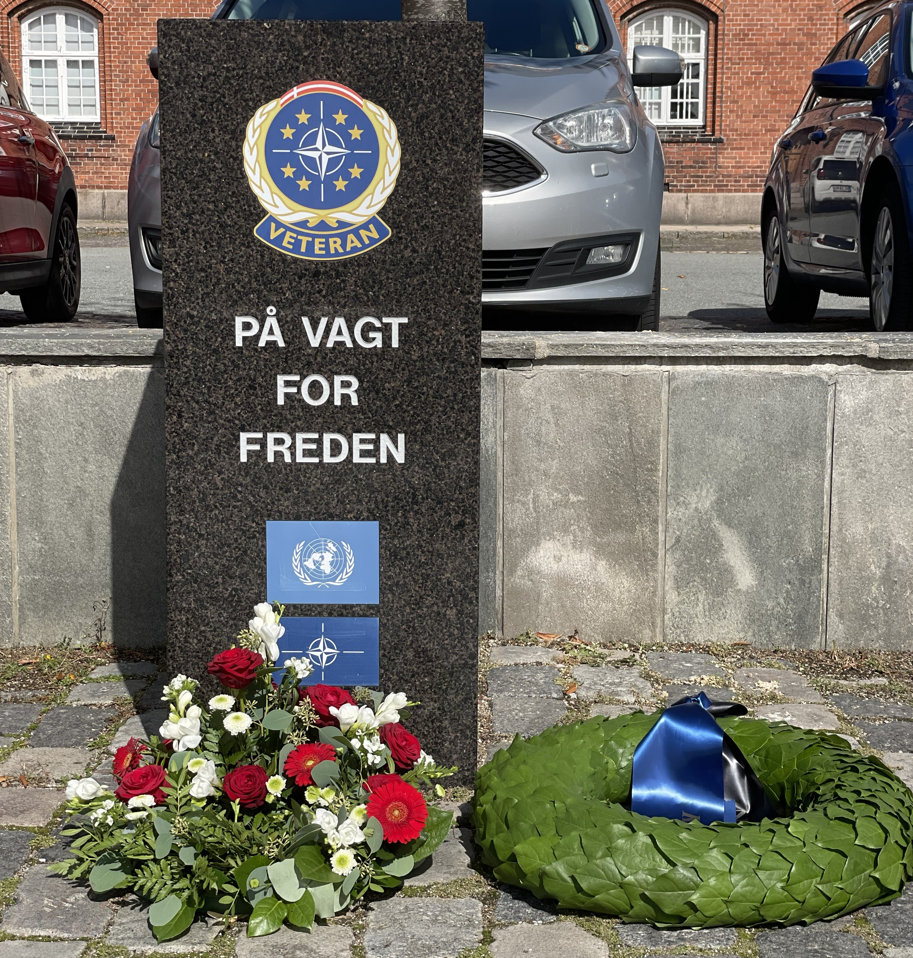 Kranse ved mindestenen