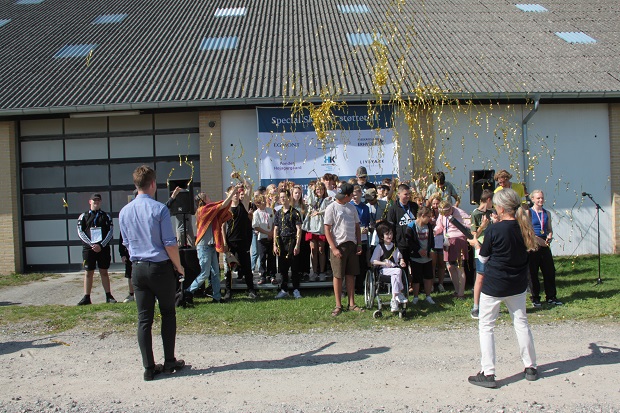 Guldkonfetti skydes ud over medaljevinderne. Foto: Frederikssund Kommune, AKUCenter Ejegod, Henrik Knoblauch.