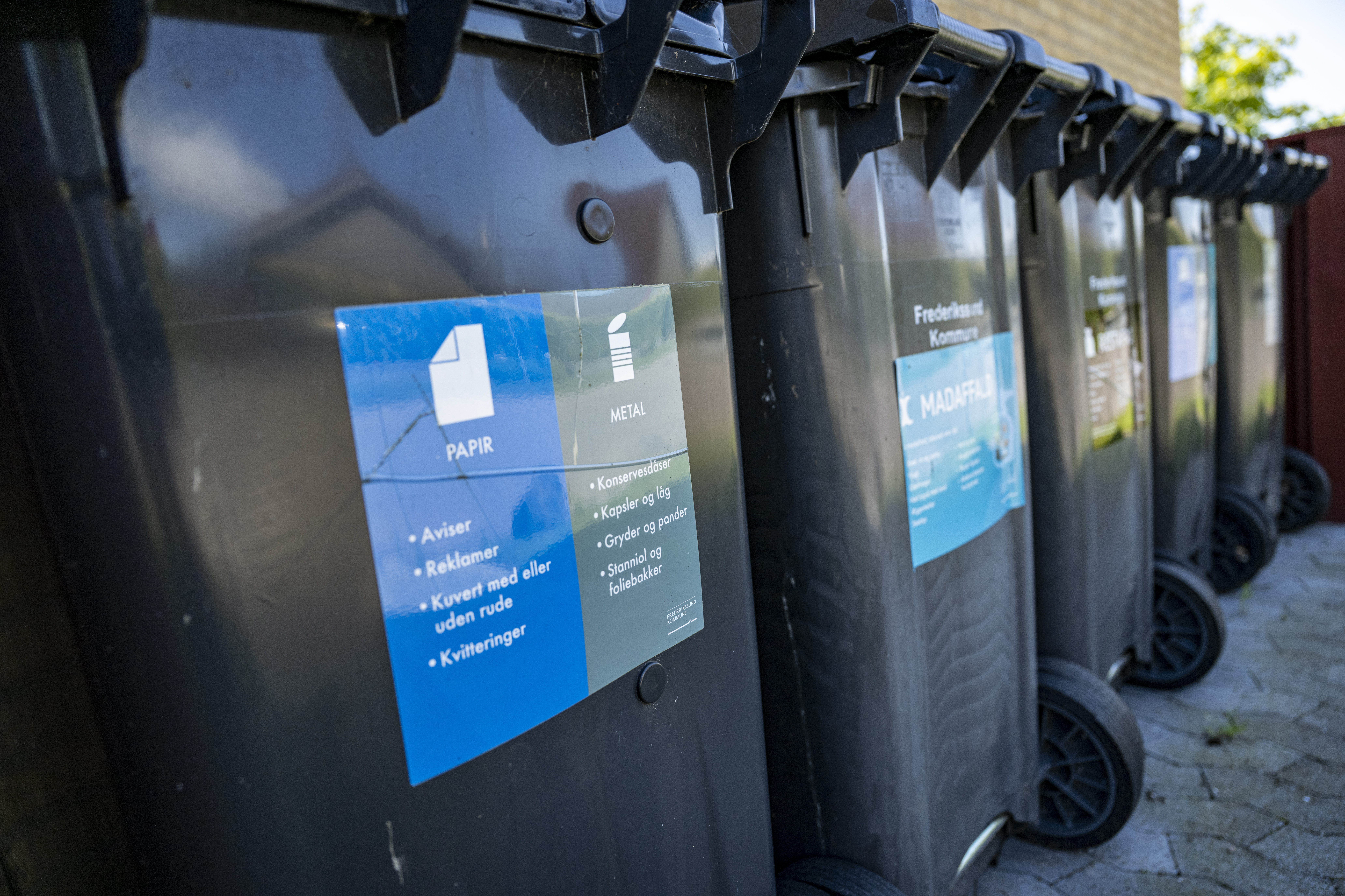 Skraldespande på række. Foto: Kenneth Jensen