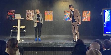 Der var god dialog på scenen med oplægsholdere og publikum. På billedet ses Emilia van Hauen (tv) og moderator Noa Redington (th.). Foto: Frederikssund Kommune.