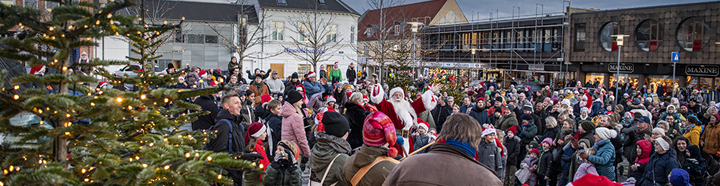Julemanden tænder juletræet på Torvet i Frederikssund. Foto: Kenneth Jensen, Frederikssund Kommune.