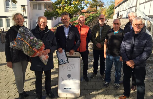 De nominerede. Fra venstre Camilla Dupont, Frederikssund Vikingespil, Verner Bylov Larsen (vinder af prisen), udvalgsformand Michael Tøgersen og repræsentanter for Jægerspris Møllelaug. Foto: Frederikssund Kommune.