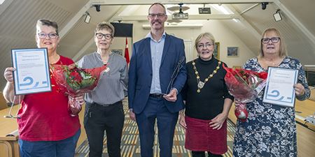 Prismodtagerne af Handicapprisen 2024 flankeret af borgmester Tina Tving Stauning og formand for Rådet for Handicap, psykiatri og udsathed Jette Lund Pedersen. Foto: Kenneth Jensen.