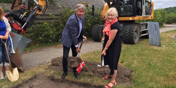 Borgmester John Schmidt Andersen og formand for Teknisk Udvalg Tina Tving Stauning tager her det fælles første spadestik til Kulhusecykelstien. Foto: Frederikssund Kommune.