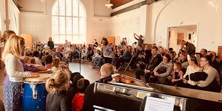 Elever optræder for deres familier. Foto: Frederikssund Kommune, Gitte Grarup.