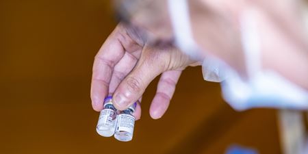 Person holder to vaccineglas i hånden. Foto: Frederikssund kommune, Kenneth Jensen.