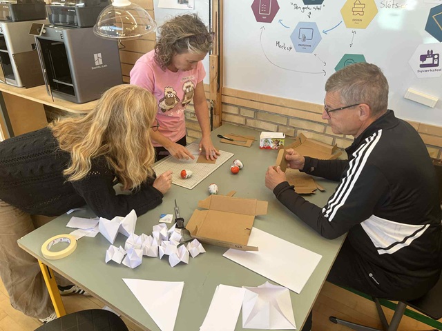Tre lærere om et bord løser en opgave. Foto: Frederikssund Kommune