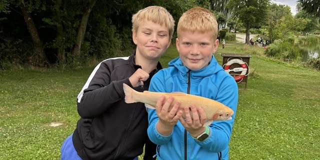 To drenge har fanget en fisk. Foto: Frederikssund Kommune.