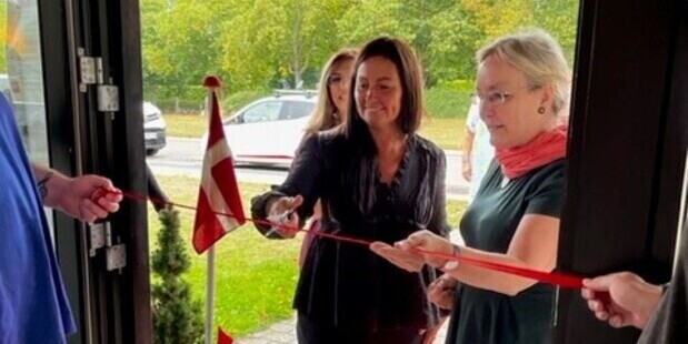 Formanden for Social og sundhed, Anne Sofie Uhrskov (V) klipper den røde snor ved indvielsen. Også borgmester Tina Tving Stauning (A) og medlem af Social og sundhed Majbritt Møller Nielsen (D) deltog ved åbningen. Foto: Frederikssund Kommune.
