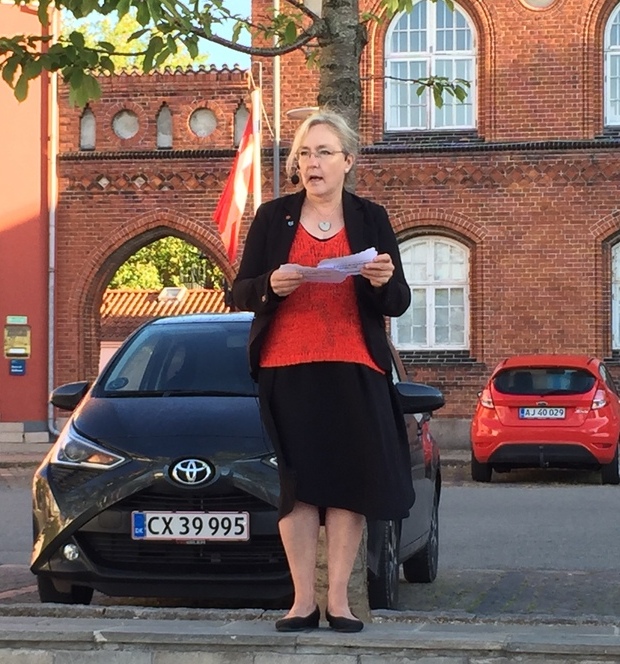 Borgmester Tina Tving Stauning (A) holder tale ved flagdagen. Foto: Frederikssund Kommune.