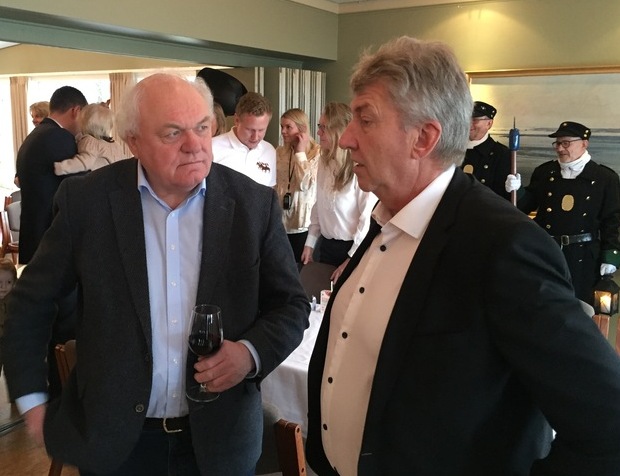 Flemming Damgaard Larsen og John Schmidt Andersen i samtale. Foto: Frederikssund Kommune.