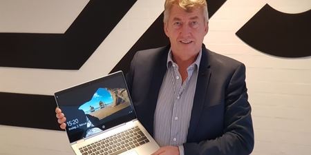 Borgmester John Schmidt Andersen viser en af de computere, der er delt ud til eleverne. Foto: Frederikssund Kommune.