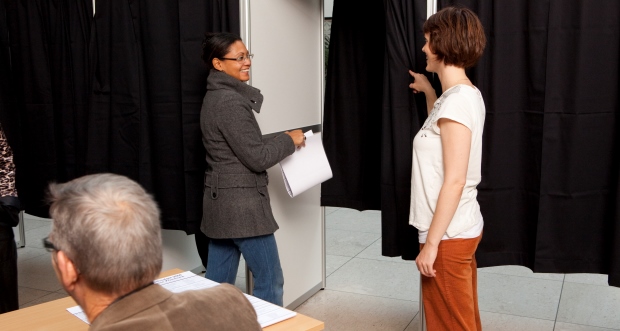Tilforordnet viser vælger hen til stemmeboks. Foto: Colourbox.
