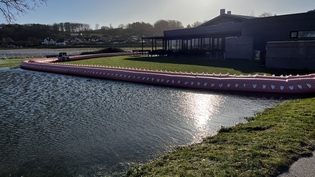 Watertuben ved Kignæshallen har holdt vandet væk fra hallen. Foto: Frederikssund Kommune, Kenneth Jensen.