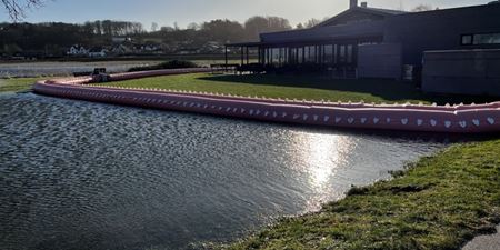 Watertuben ved Kignæshallen har holdt vandet væk fra hallen. Foto: Frederikssund Kommune, Kenneth Jensen.