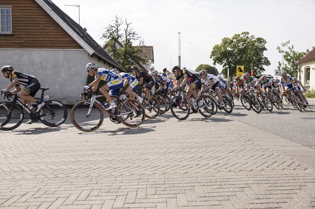 Cykelryttere kører omkring vejhjørne på Hovedgaden i Skibby. Foto: Kenneth Jensen