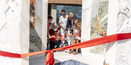 Den røde snor om kunstværket Panta Reih klippes af borgmesteren og formanden for Fritids- og Kulturudvalget og med hjælp fra nogle søde børn. Foto: Frederikssund Kommune, Kenneth Jensen.