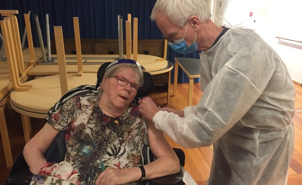 Vivi Vestermann modtager en dosis vaccine fra lægen. Foto: Frederikssund Kommune.