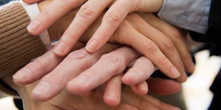 Hænder ligger oven på hinanden. Foto: Kenneth Jensen, Frederikssund Kommune.