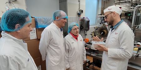 Rundvisning hos Hansens Is. På billedet fra højre: Medejer af Hansens Is Anders Eibye Hansen, borgmester Tina Tving Stauning, kommunaldirektør Torben Kjærgaard og direktør Jens Hald fra Frederikssund Erhverv. Foto: Frederikssund Kommune