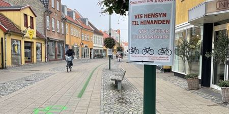 En cyklist i gågaden i Frederikssund. Foto: Frederikssund Kommune.