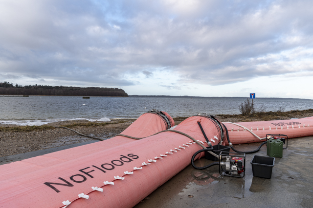 Vand pumpes kontrolleret ud af watertube på Strandvej. Foto: Kenneth Jensen, Frederikssund Kommune.