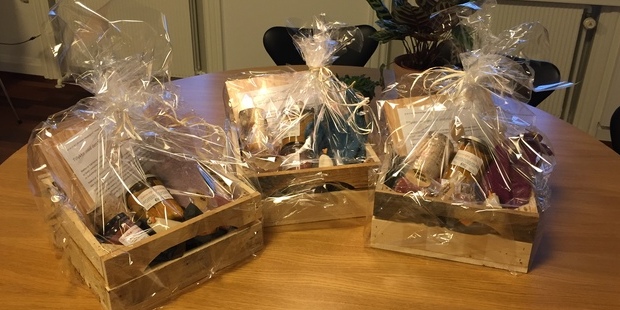 Tre borgmestergaver på et bord. Foto: Frederikssund Kommune.