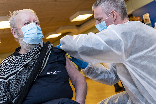 Knud Erik Mogensen bliver vaccineret. Foto: Kenneth Jensen, Frederikssund Kommune.