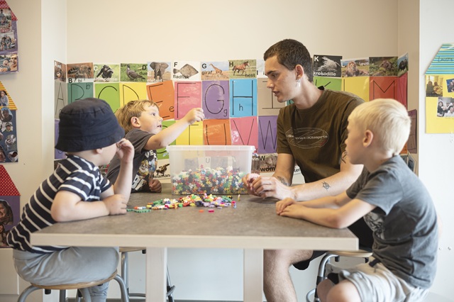 En voksen leget med tre børn. Foto: Sofia Busk