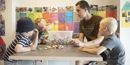 En voksen leget med tre børn. Foto: Sofia Busk