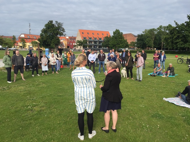 Borgmester Tina Tving Stauning (A) byder velkommen til picnic på Bløden i Frederikssund. Foto: Frederikssund Kommune.