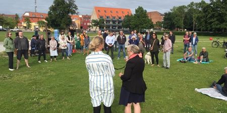 Borgmester Tina Tving Stauning (A) byder velkommen til picnic på Bløden i Frederikssund. Foto: Frederikssund Kommune.