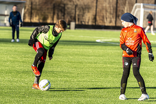 Der var livlig aktivitet på stadion på Kalvøen. Foto: Kenneth Jensen, Frederikssund Kommune. To drenge spiller fodbold på kunstbanen på Kalvøen. Foto: Kenneth Jensen, Frederikssund Kommune.