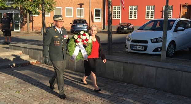 Jesper Verner Ekman-Sørensen og borgmester Tina Tving Stauning bærer en krans hen til mindestenen. Foto: Frederikssund Kommune.