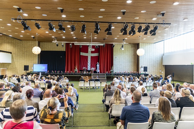 Elever, lærere og familier fra Trekløverskolens 9. klasser samlet i salen til dimission. Foto: Frederikssund Kommune, Kenneth Jensen.