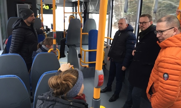 Ved indvielsen kørte bussen en kort prøvetur mellem Skibby og Lyngerup. Foto: Frederikssund Kommune.