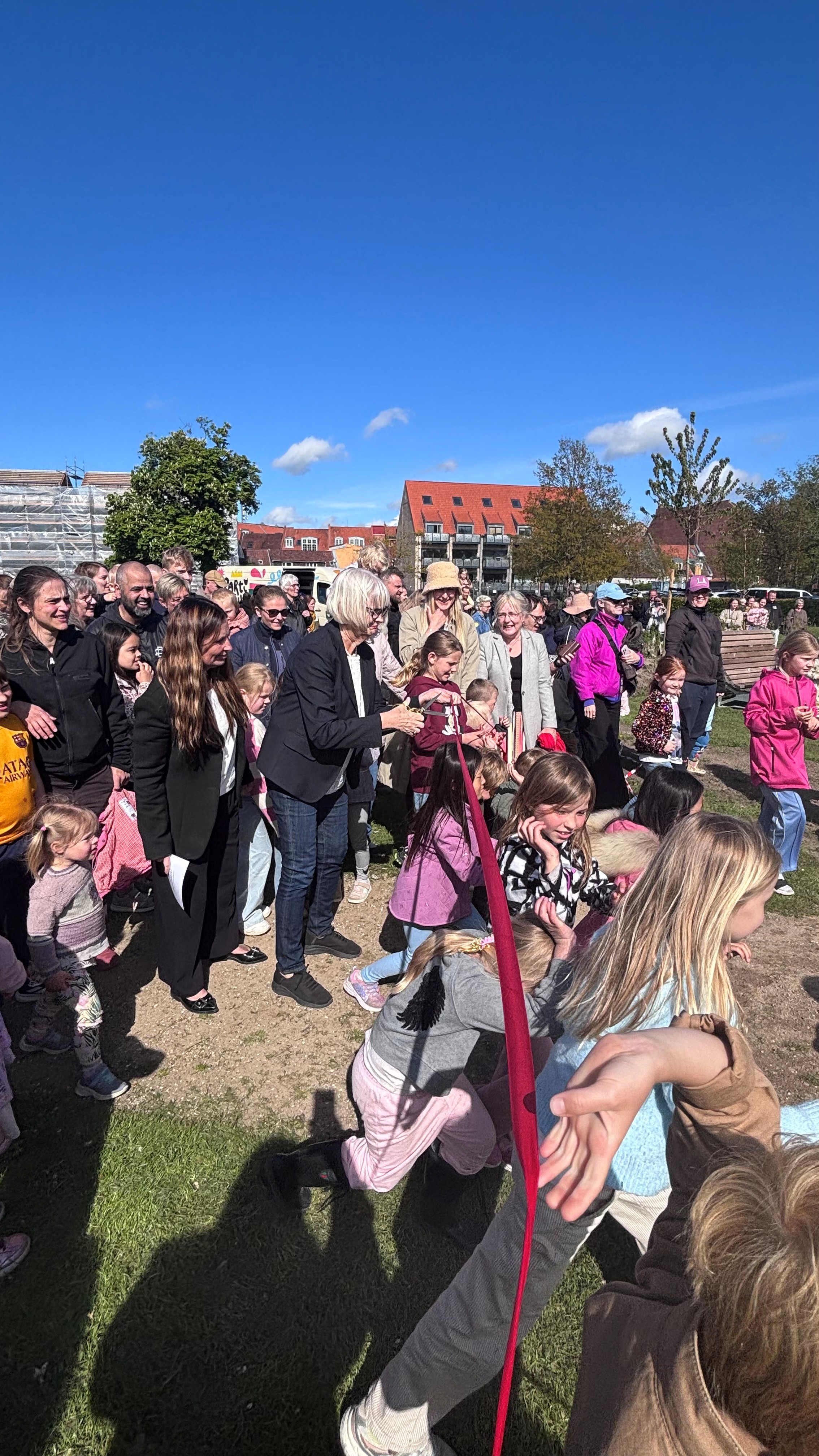 Børnene kunne ikke vente til snoren var klippet. Foto: Frederikssund Kommune