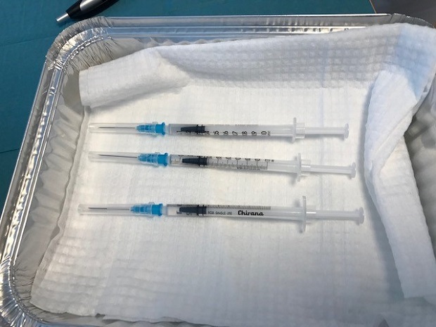 Tre sprøjter med vacciner i en foliebakke. Foto: Frederikssund Kommune.