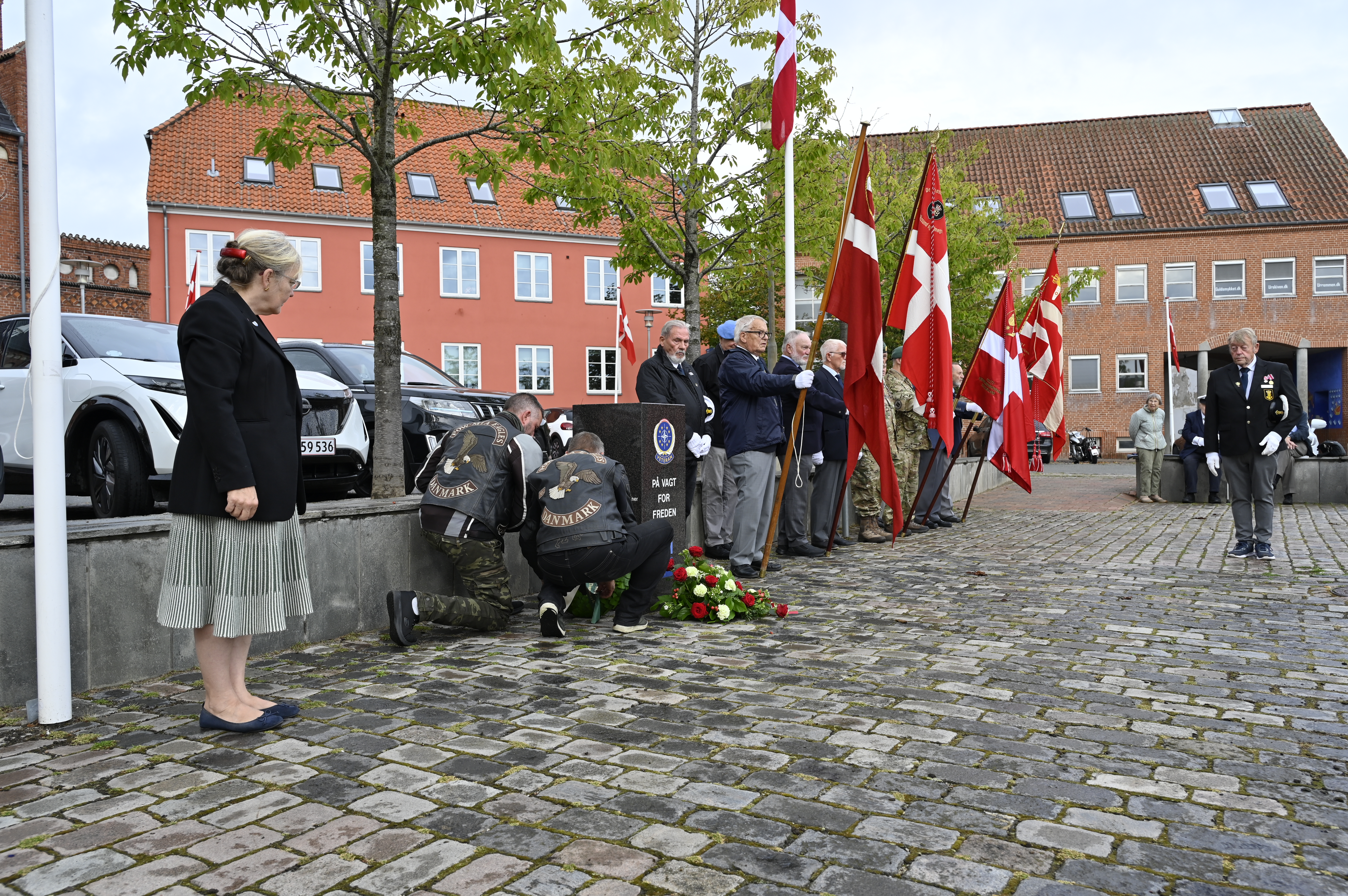 Krans lagt ved mindesten, flagdagen 2025. Foto: Frederikssund Kommune