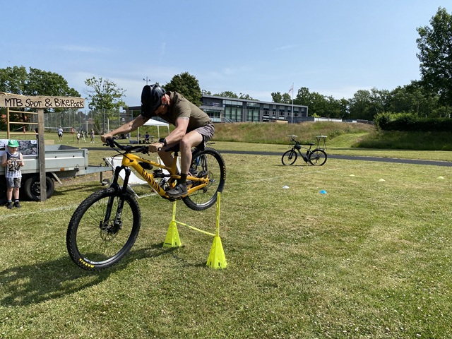 Frederikssund MTB-spor og Bikepark var også på Campus Frederikssund, og de besøgende kunne prøve kræfter med en lille udfordrende cykelbane. Foto: Frederikssund Kommune.