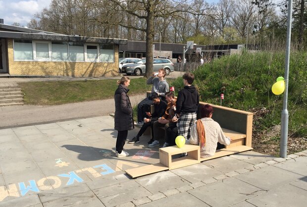 Bag det nyindrettede busstoppested har de unge designet et miljø, der indbyder til ophold. Foto: Frederikssund Kommune.