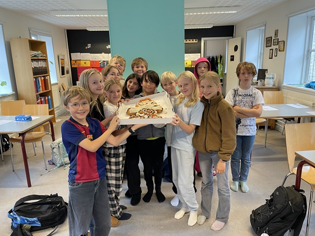 Elever står rundt om kagemand. Foto: Frederikssund Kommune