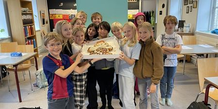 Elever står rundt om kagemand. Foto: Frederikssund Kommune