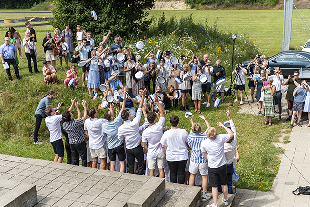 ... og forældrene fotograferer videre. Foto: Kenneth Jensen, Frederikssund Kommune.