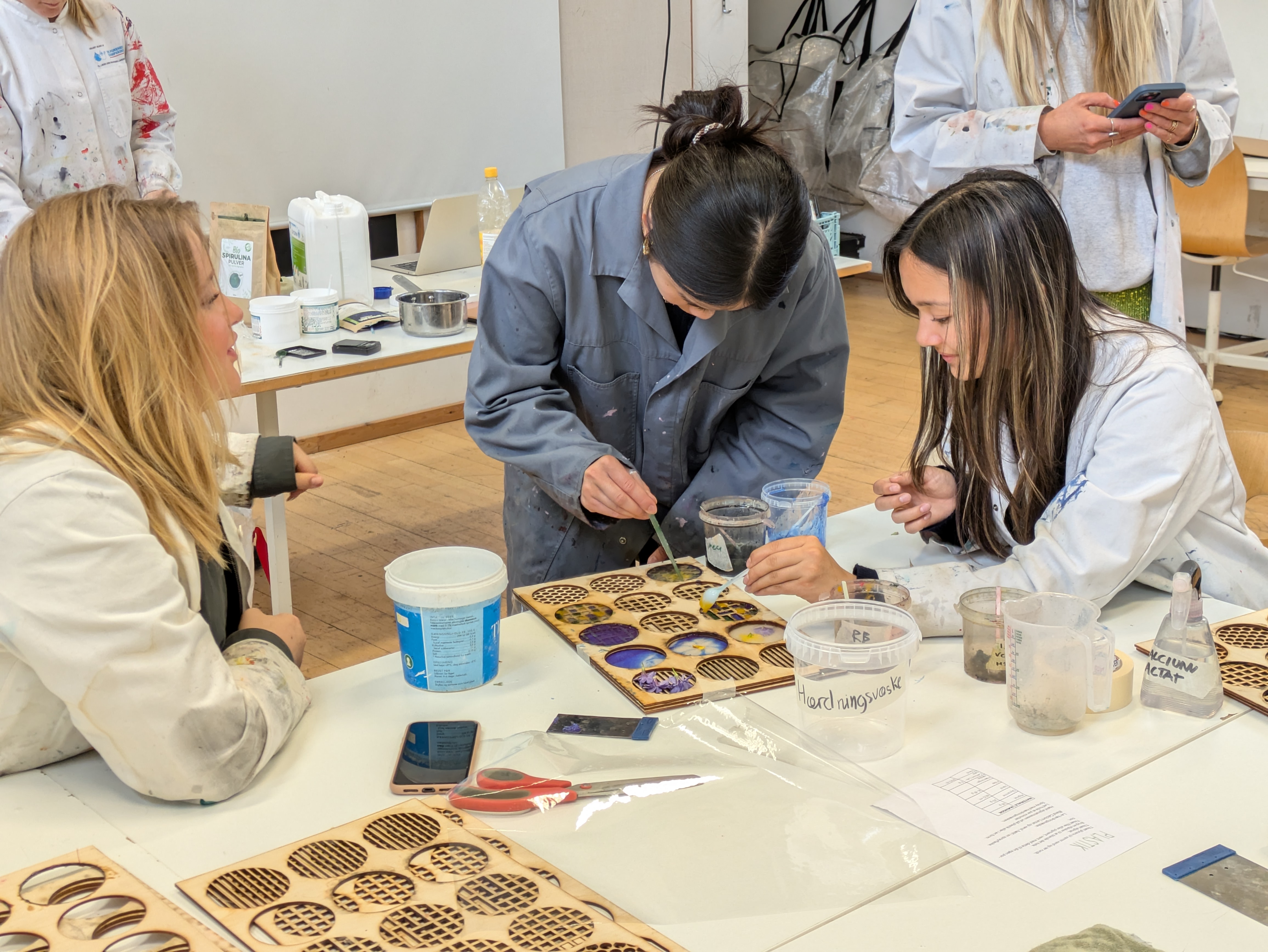 Piger fra Science Girl maler tekstil. Foto: Science City