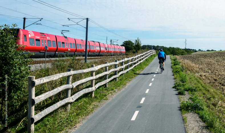 Cyklist på cykelsti langs S-banen. Foto: Supercykelstierne, Region Hovedstaden.