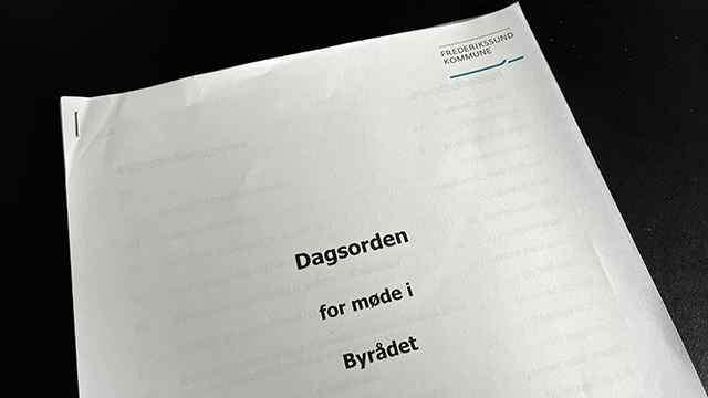 Byrådsdagsorden i papirformat. Foto: Kenneth Jensen, Frederikssund Kommune.