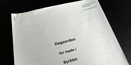 Byrådsdagsorden i papirformat. Foto: Kenneth Jensen, Frederikssund Kommune.
